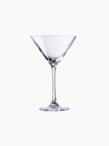 Klasyczny, przezroczysty kieliszek do martini z stożkowatą czarką, oparty na smukłej nóżce.